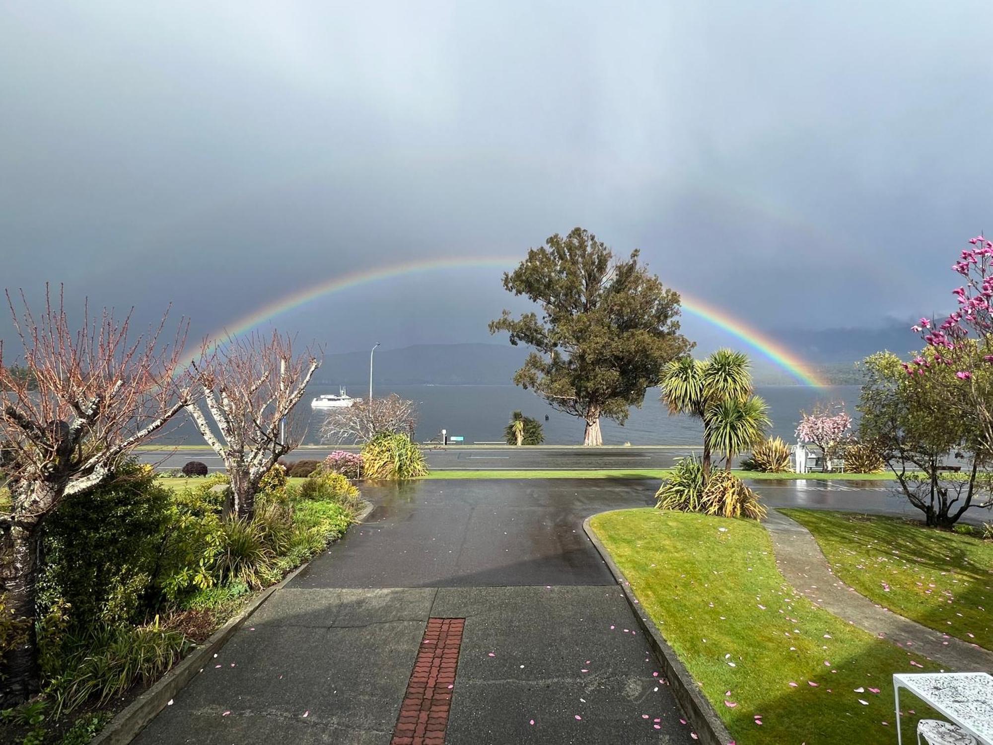 Fiordland Lakeview Motel And Apartments Те-Анау Экстерьер фото